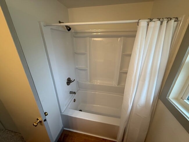 Building Photo - 3bed/1.5bath $500 signing bonus if lease signed by April 31st, 2026