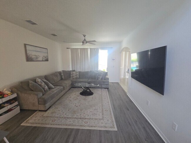 Building Photo - Fully furnished 5 bedroom 4.5 bath home wi...