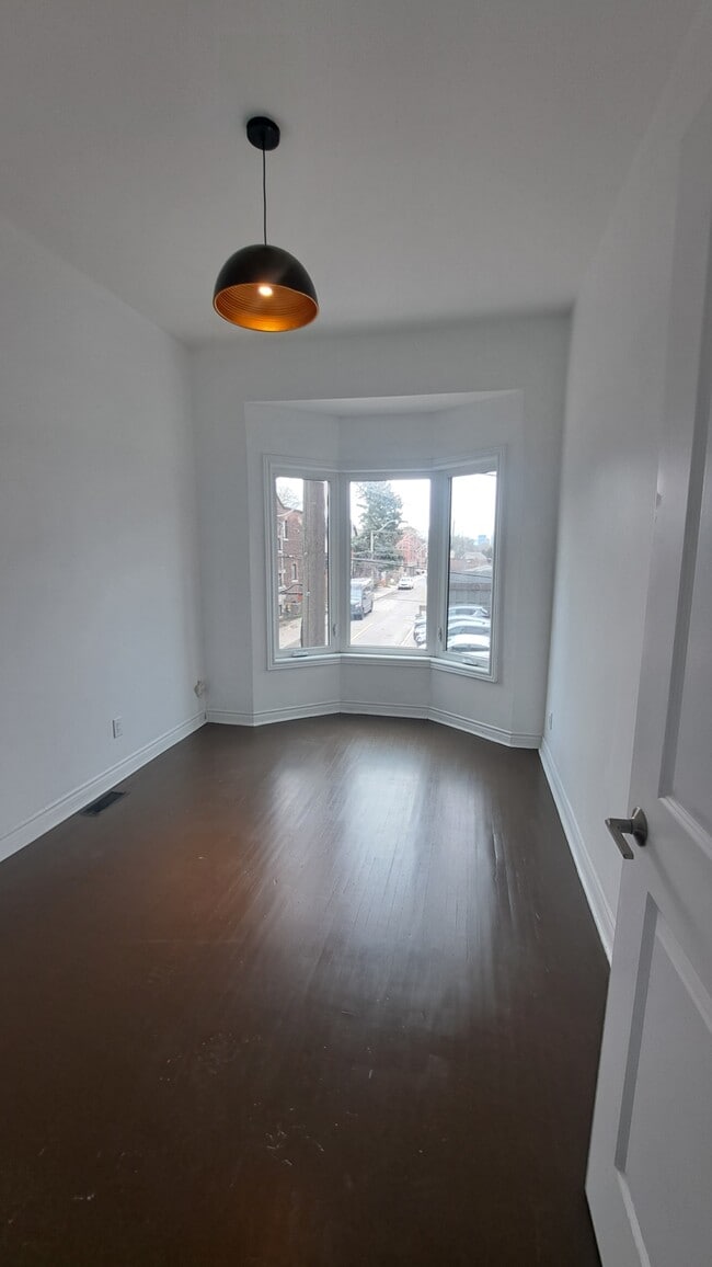Building Photo - 318 Harbord St