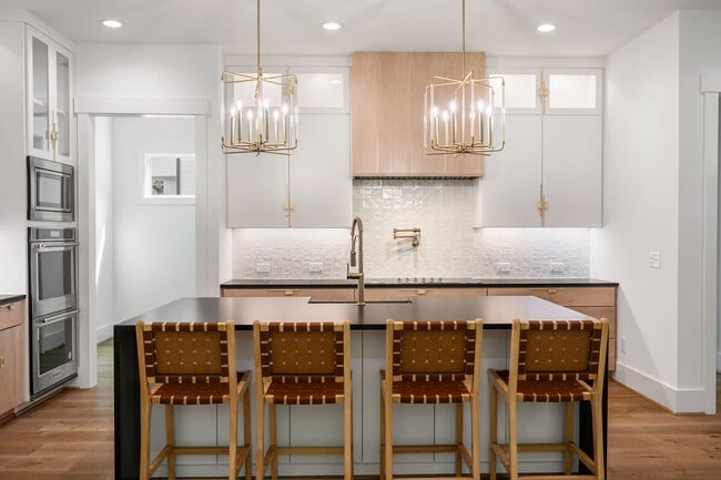 Foto del edificio - Modern 5-bedroom, 5-bathroom home in Durham