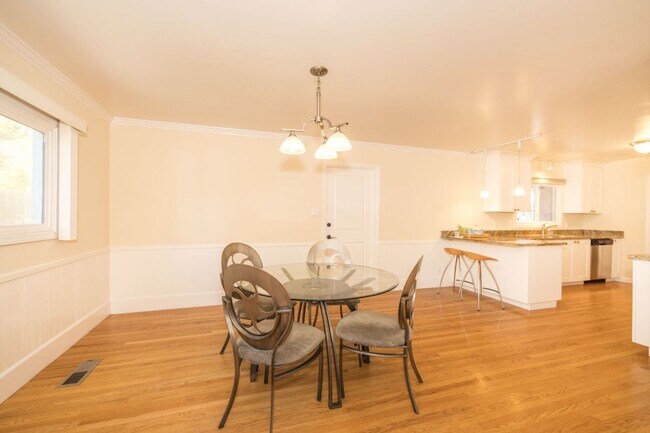 Building Photo - Well-Maintained 4 Bed, 2 Bath Home in the ...