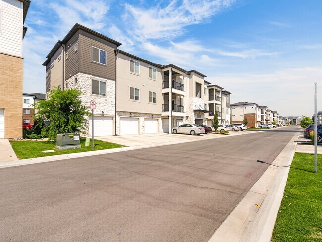 Building Photo - 1386 N 3830 W