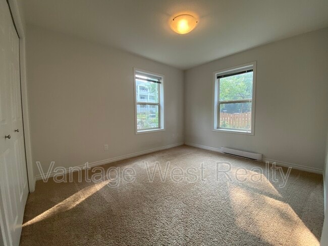 Photo du bâtiment - 598-598 Sutherland Ave