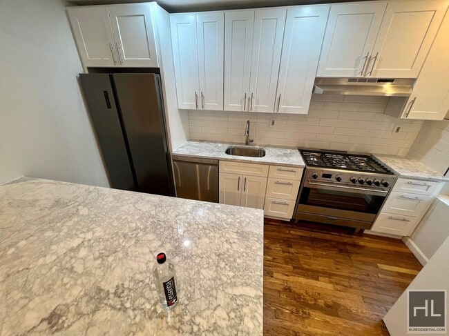 Foto del edificio - 4BR 2BA Historic Limestone Floor Through G...