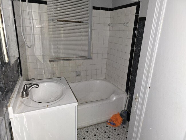 Foto del edificio - 9120 Winthrop St