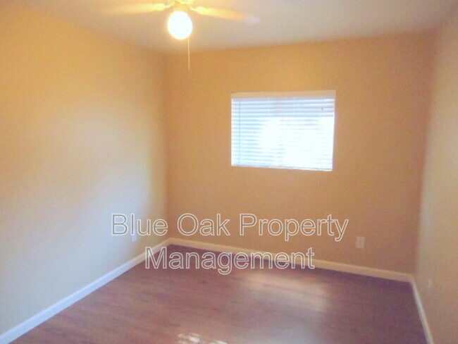 Building Photo - 403 Maple St