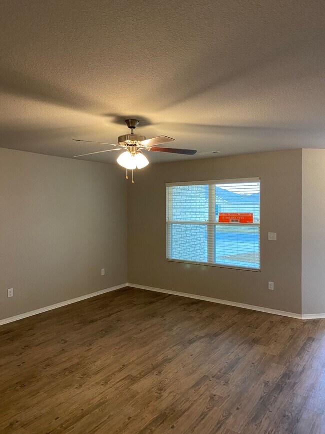 Foto del edificio - *Pre-leasing* Four Bedroom | Two Bath Home...