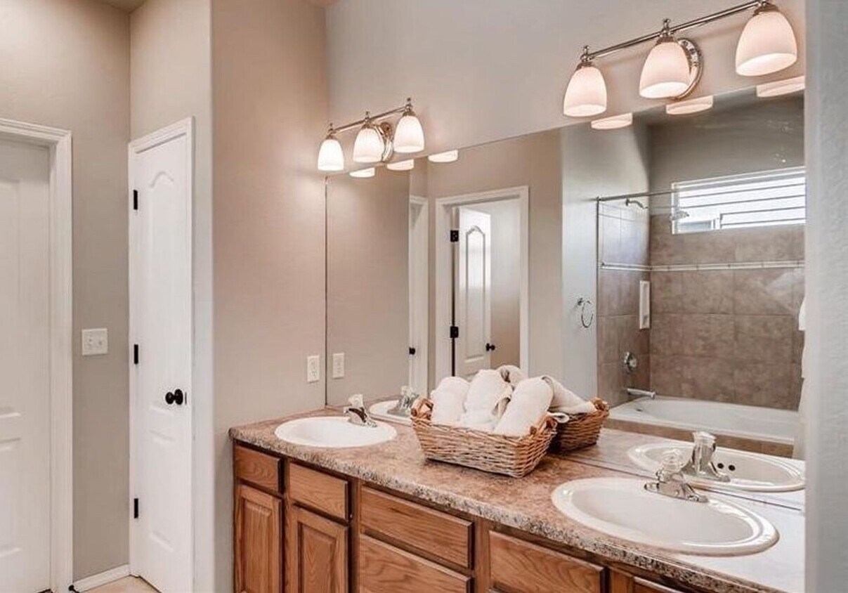 6 month lease available! D20 5bdrm Home on... - 6 month lease available! D20 5bdrm Home on...