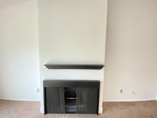 Building Photo - 1 Bedroom Condo in Pacific Beach.
