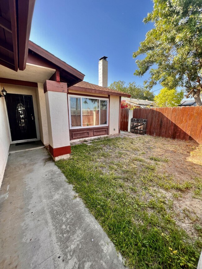 Foto del edificio - 1464 Larwood Rd