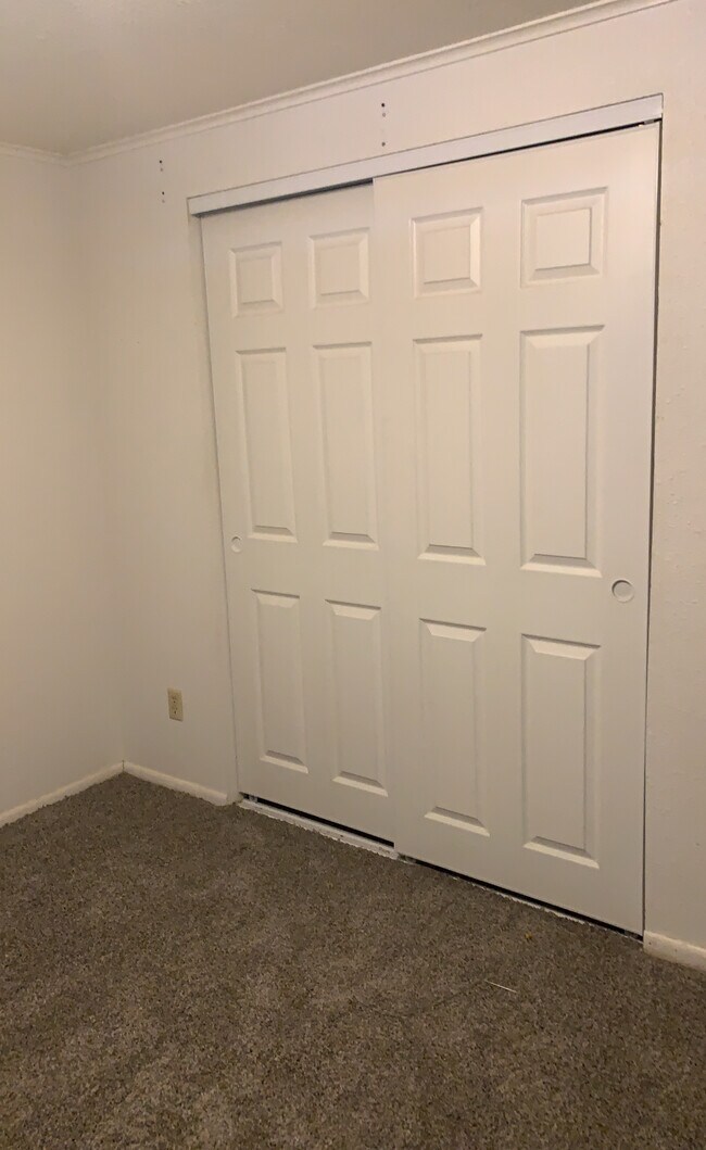 Building Photo - 2405 Riverview Ln