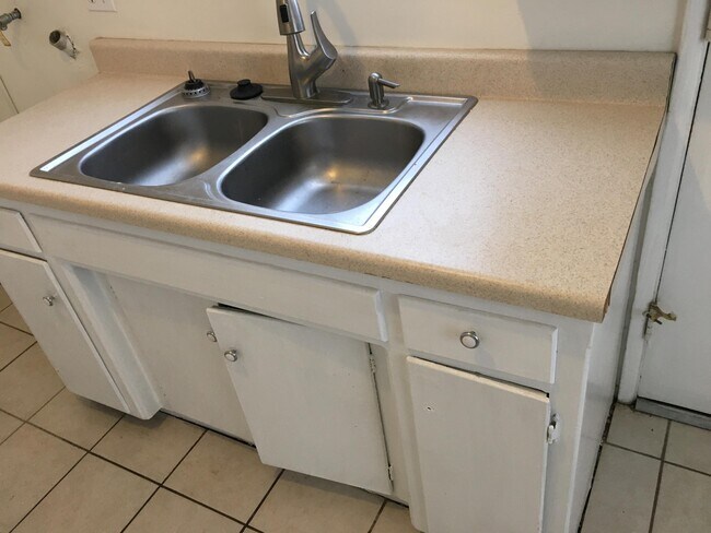 Building Photo - 44621 Cedar Ave