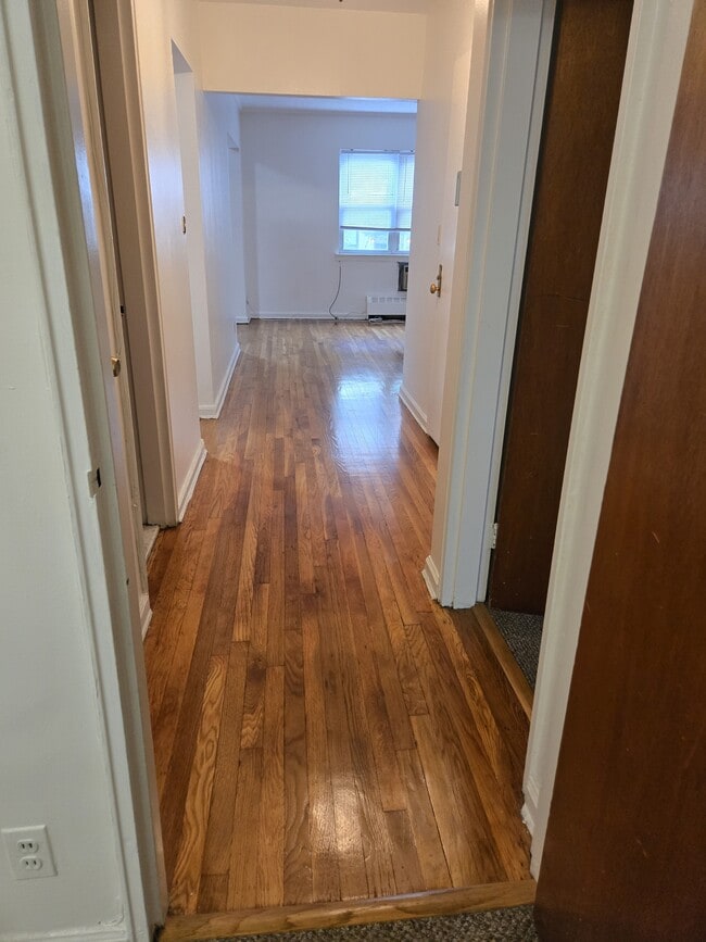 EntryHallway toLR - 2408 28th St