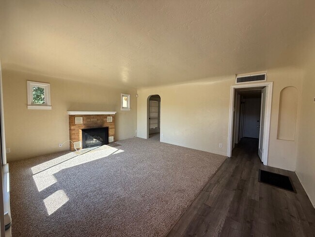 Foto del edificio - 334 B St