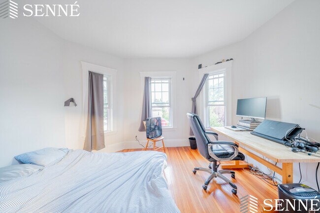 Building Photo - 37 Magoun St