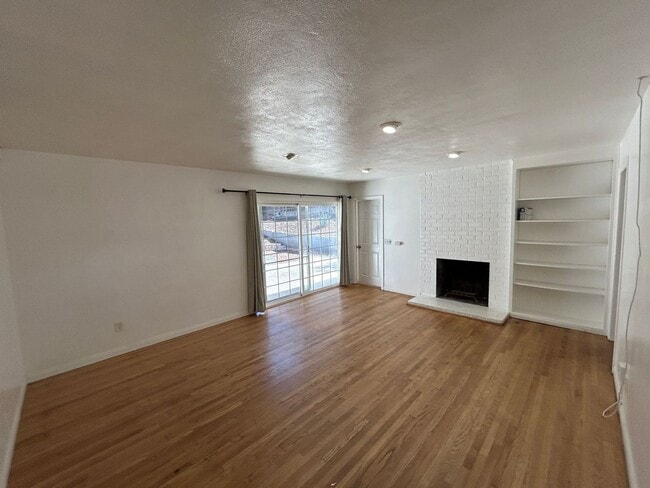 Building Photo - 7BD/3BA!! Back gate exits onto Montezuma, ...