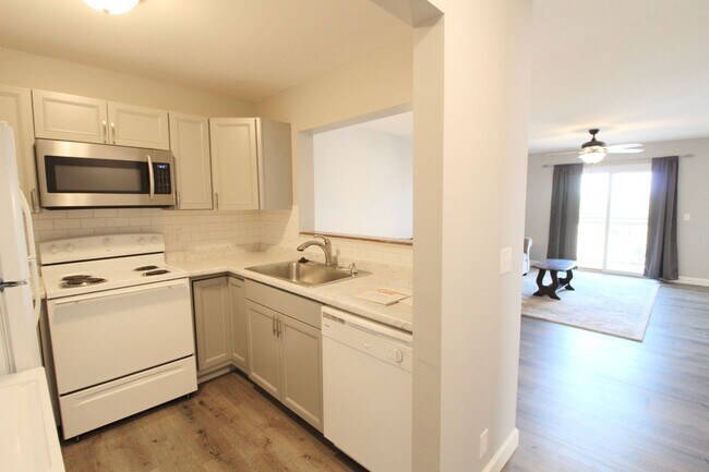 Building Photo - 1380 Hunters Rd