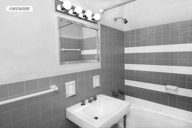 Building Photo - 230 E 79th St