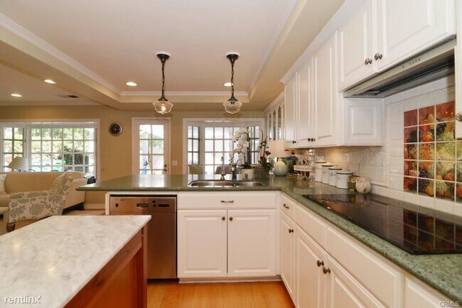 Building Photo - 4 br, 2.5 bath Condo - 10 E Yale Loop # 1