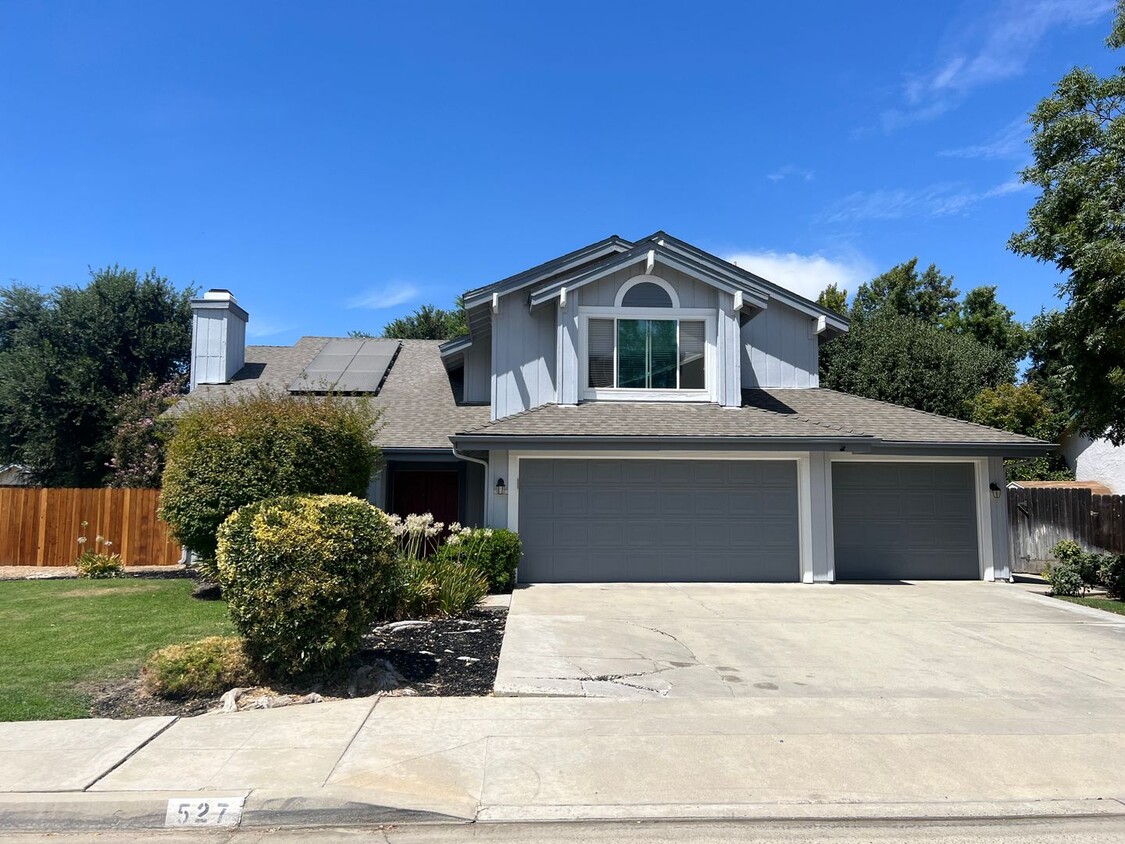 Foto principal - Stunning 5-bedroom, 3-bathroom on Birch Ave!