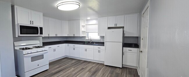 Cocina y luces nuevas y mejoradas - 818 Coolidge St