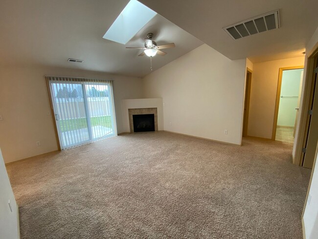 Foto del edificio - 5822 Austin Ct