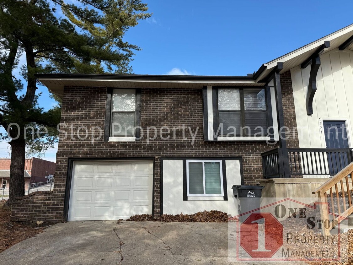 Foto principal - Charming 3-bedroom, 1.5-bathroom duplex in...