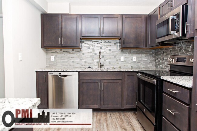 Building Photo - 2 Bedroom and 1 Bathroom Apartment Availab...