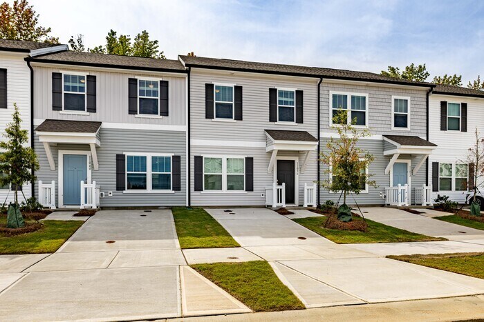 Foto principal - BEAUTIFUL 3BD/2.5BTH Townhome - MALLARD CREEK