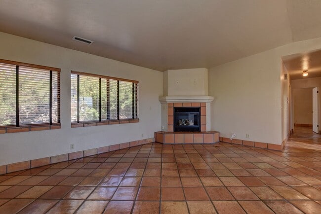 Building Photo - Home in Cliff Rose!