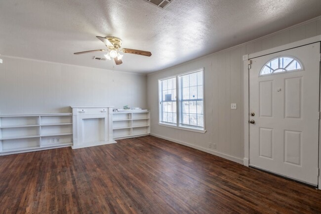 Building Photo - Newly remodeled!! 2 bed/1 bath!