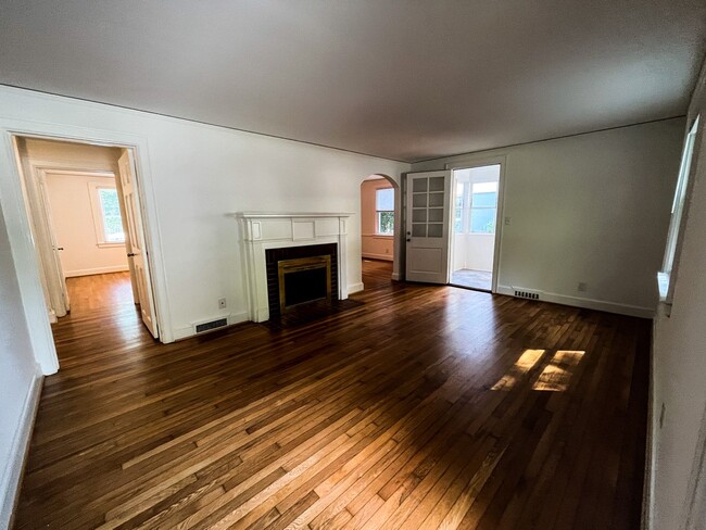 Foto del edificio - Gorgeous Greensboro 3 Bedroom 2 Bathroom H...