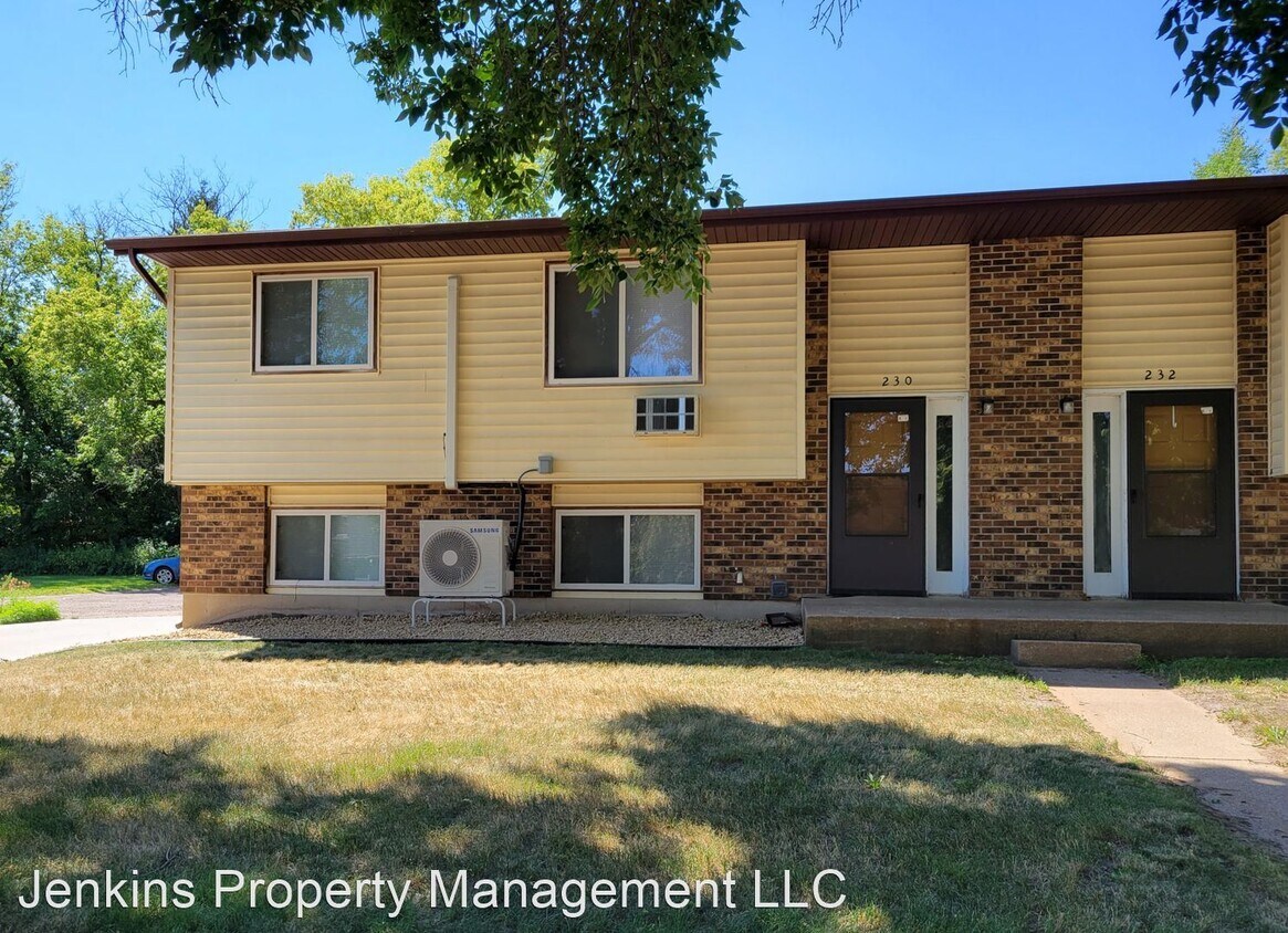 5 br, 2 bath House 230 W Johnson St House Rental in River Falls, WI