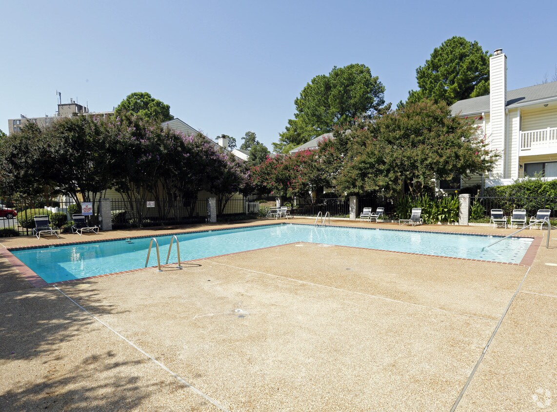 Poplar Place Townhomes Apartments Memphis, TN