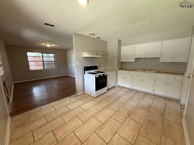 Building Photo - 4609 Meadow Lake Dr
