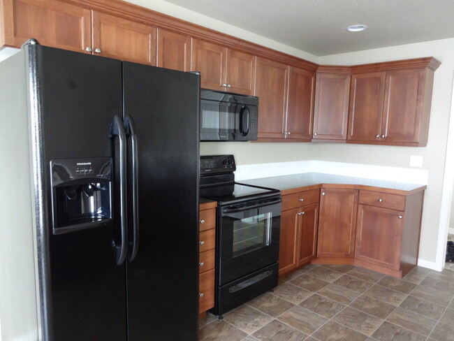 kitchen - 487 Heritage Ln