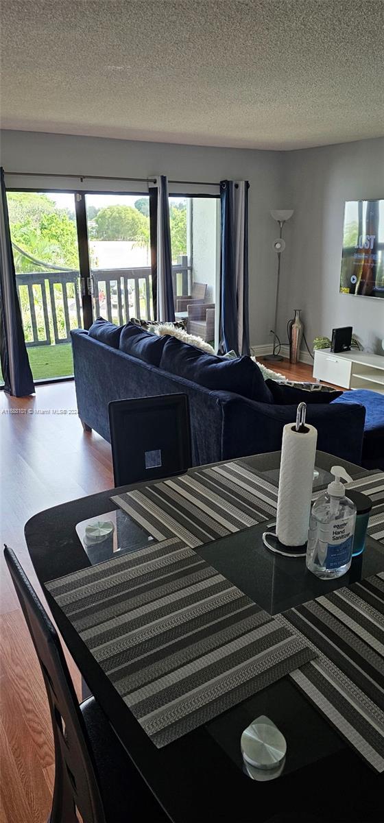Foto del edificio - 1021 Mockingbird Ln