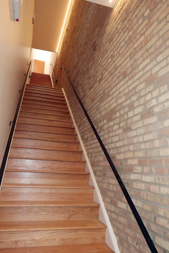 Foto del edificio - 1328 N Milwaukee Ave