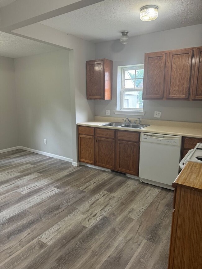 Building Photo - 2 bedroom home in Springfield