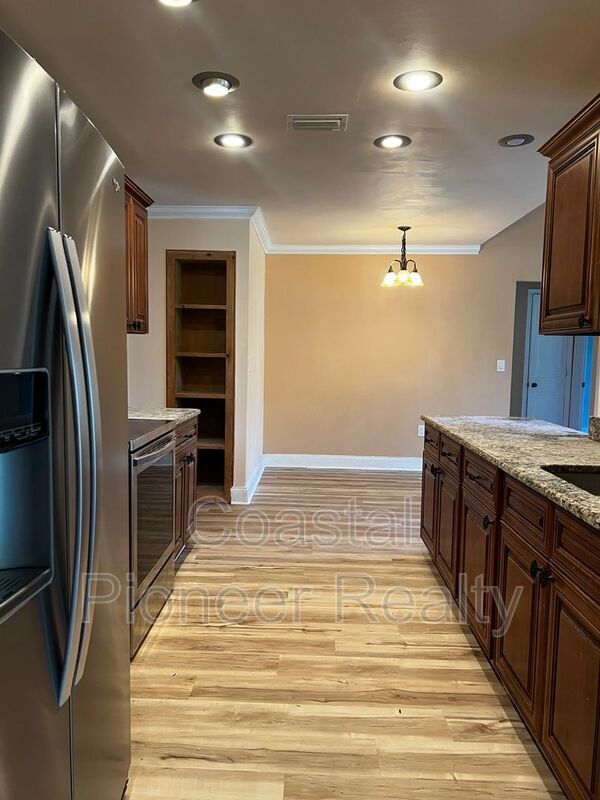 Building Photo - 3233 Oakwood Pl