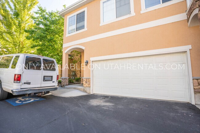 Foto del edificio - 1061 Canyon Meadow Dr