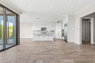 Building Photo - 110 Statura