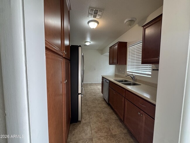 Building Photo - 5444 E Pinchot Ave