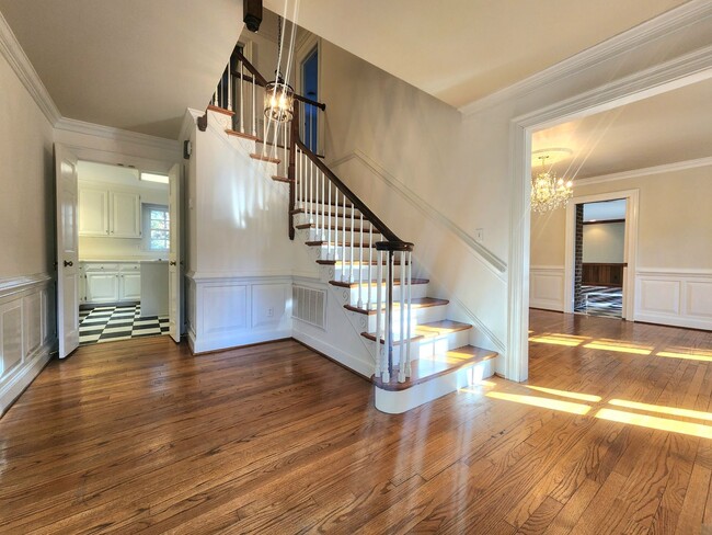 Building Photo - Sprawling Home in Bay Colony