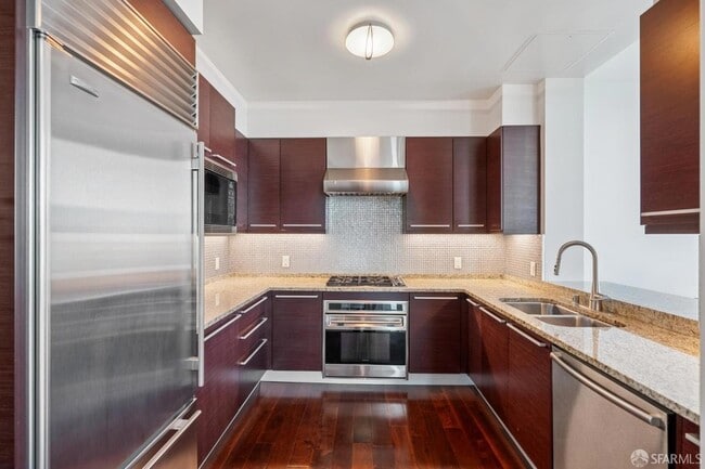 Building Photo - 425 1st St