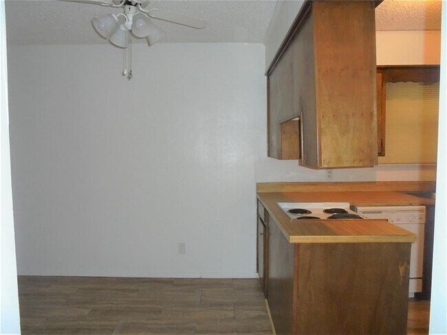 Building Photo - 1003 Rock St