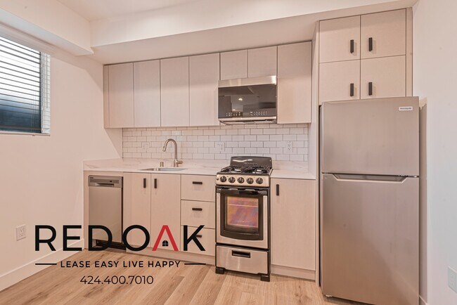 Foto del edificio - ~2 Months FREE~ Newly Renovated, Featuring...