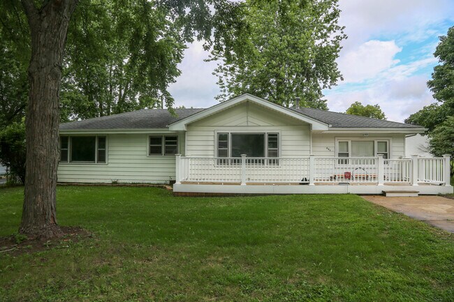 Building Photo - 631 Elm St
