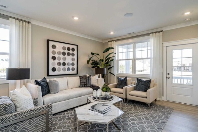 Foto del edificio - 3 Bedroom 2.5 Bathroom End Unit Townhome w/ 1st Floor Owners Suite and a 2 car Garage in the hear...