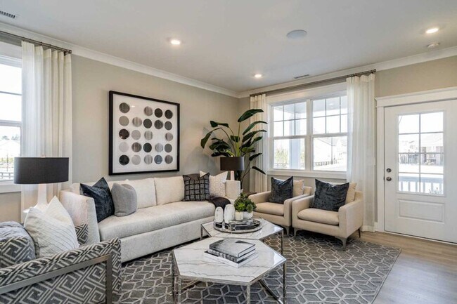 Building Photo - 3 Bedroom 2.5 Bathroom End Unit Townhome w...